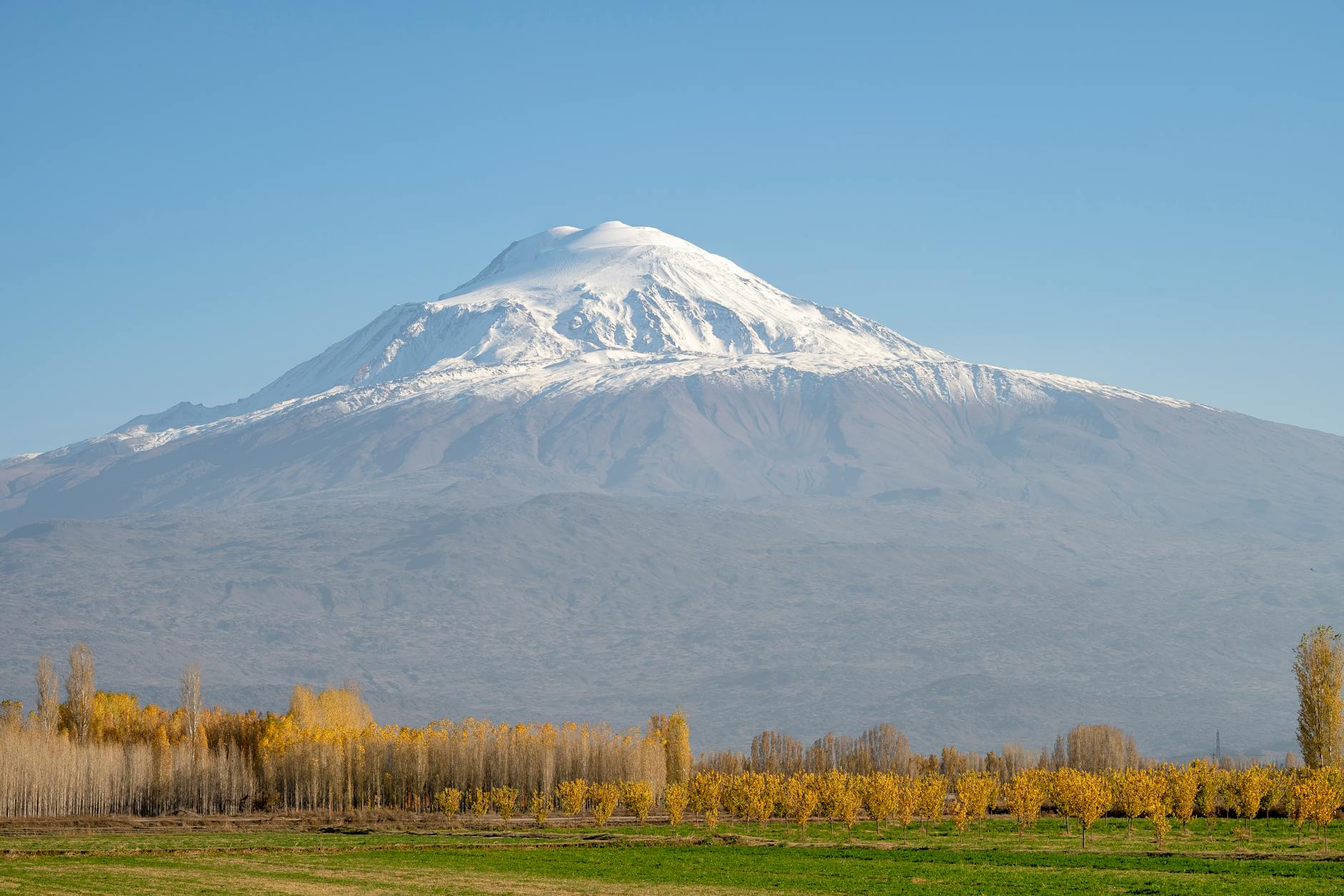 Ośnieżony Ararat nad jesiennym krajobrazem wschodniej Turcji