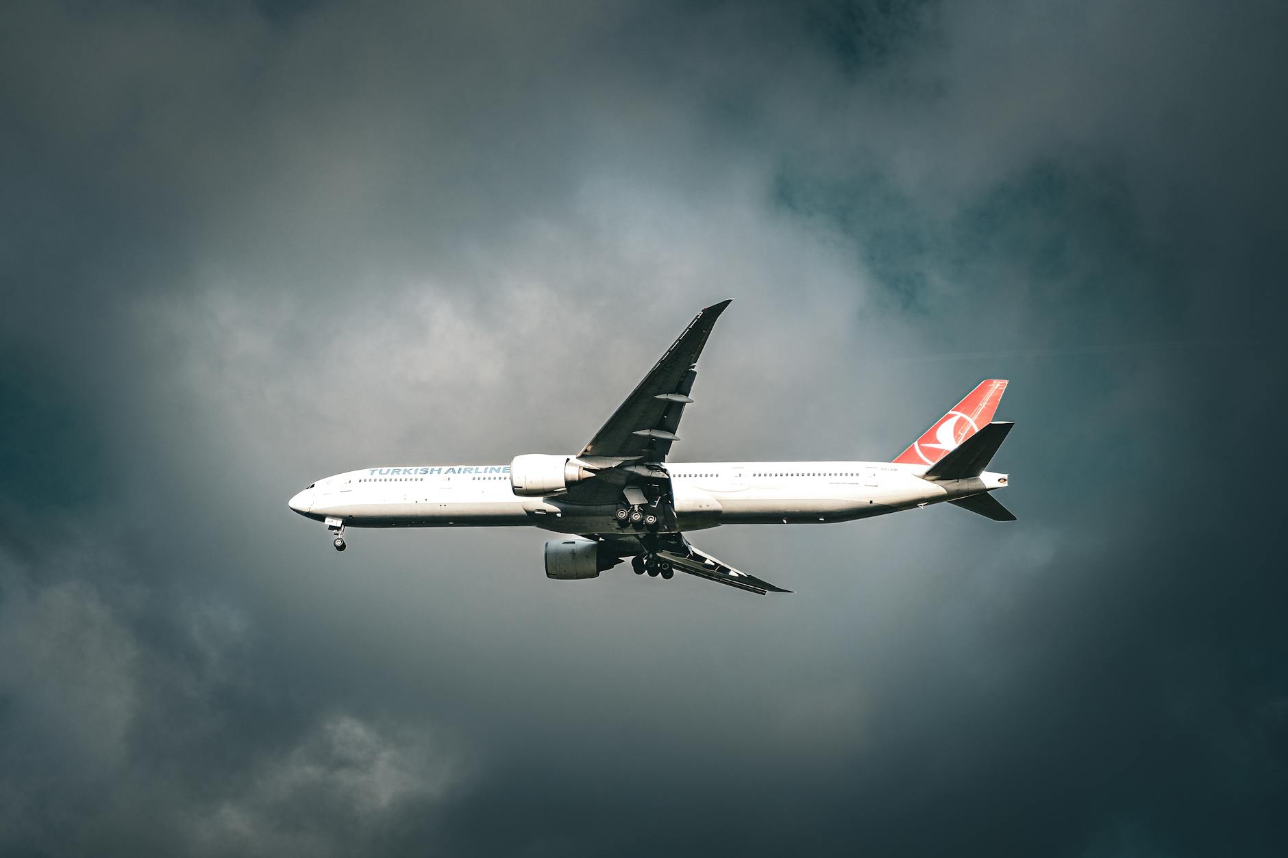 Samolot Turkish Airlines nad chmurami w okolicach Stambułu