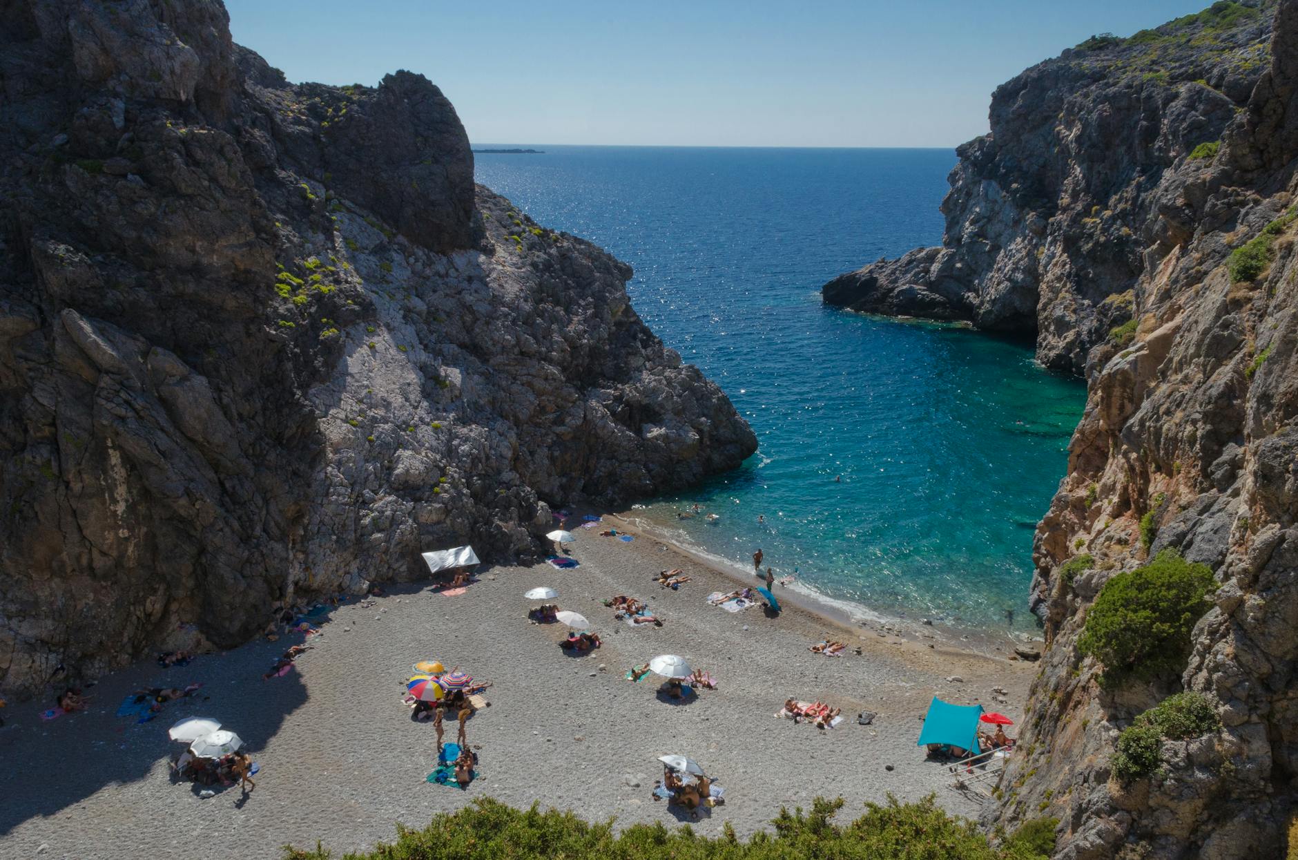 Bodrum nie tylko dla imprezowiczów: spokojne zatoczki i ukryte plaże Egejskie Ustronna egejska zatoczka z turkusową wodą i skalistymi klifami