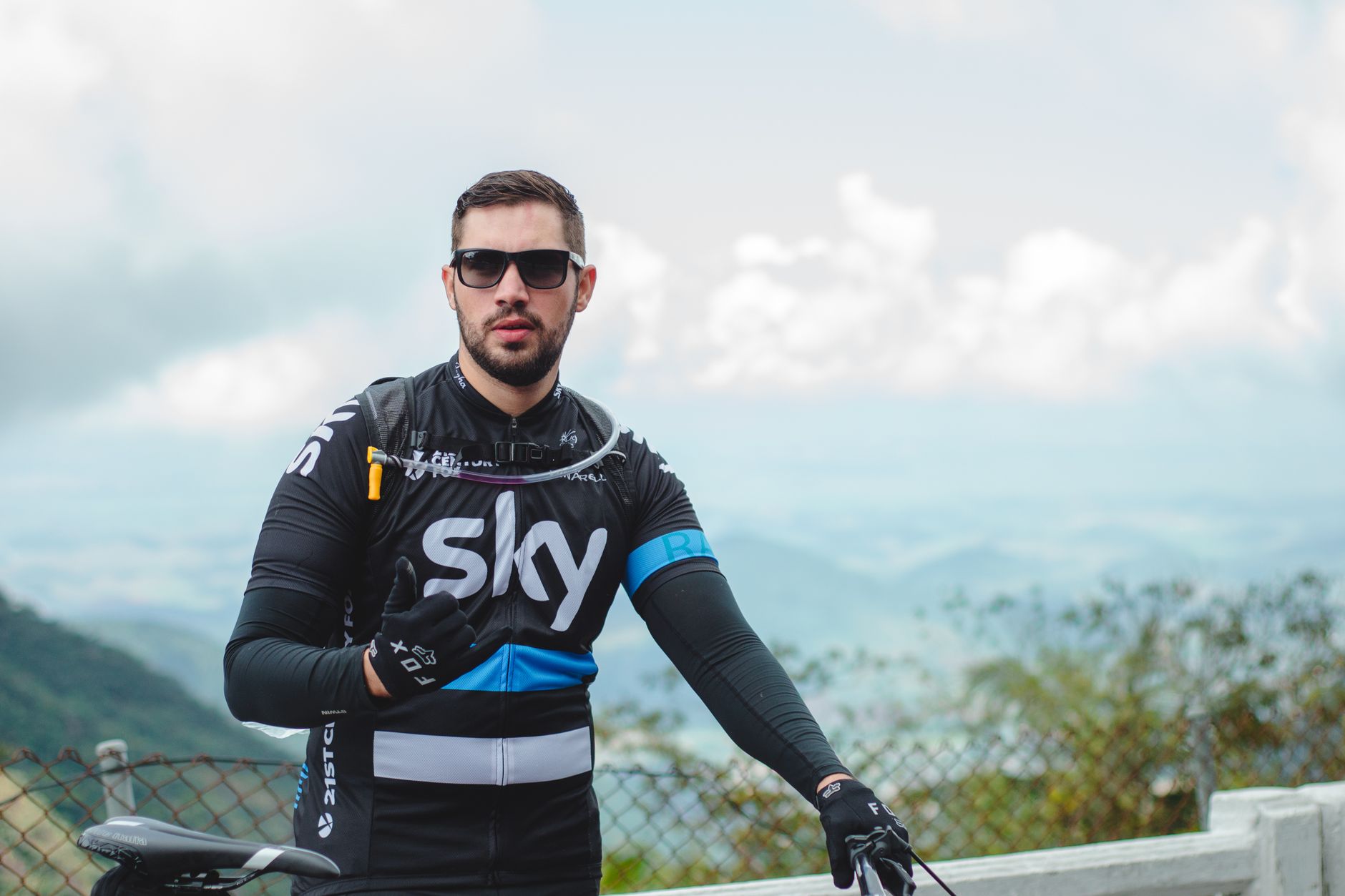 Rowerem po Turcji: gdzie to ma sens, jak przewozić rower w pociągu i autobusie oraz na co uważać Kolarz w koszulce Team Sky pozuje w górskim krajobrazie