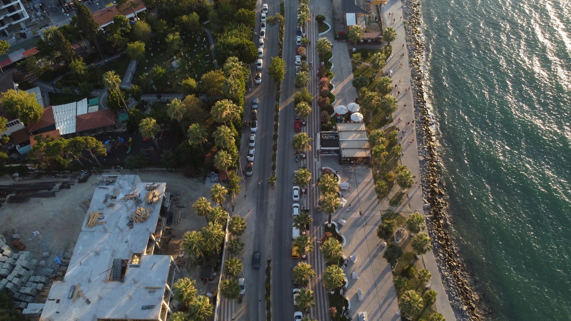 Kuşadası poza utartym szlakiem: gdzie zjeść, nocować i spacerować wieczorami Nadmorska panorama Kuşadası z palmową promenadą i zabudową miasta