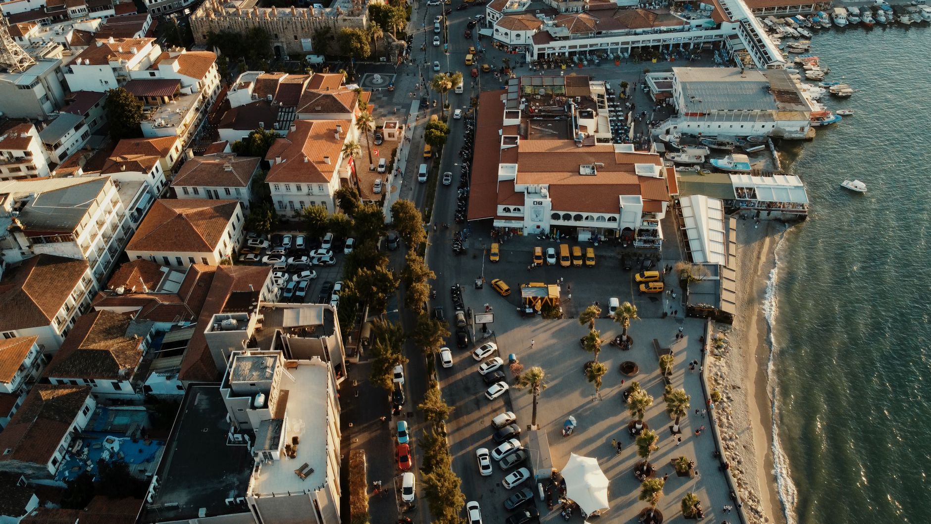 Panorama Kuşadası z lotu ptaka o zachodzie słońca nad wybrzeżem