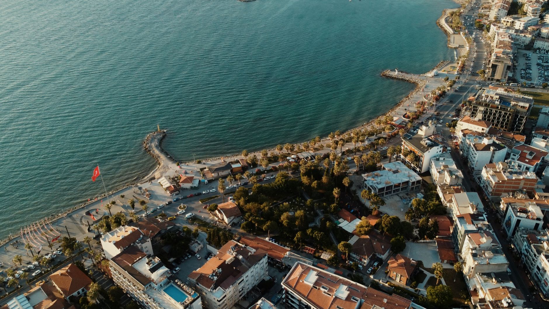 Panorama Kuşadası z lotu ptaka z widokiem na port i zabudowę miasta