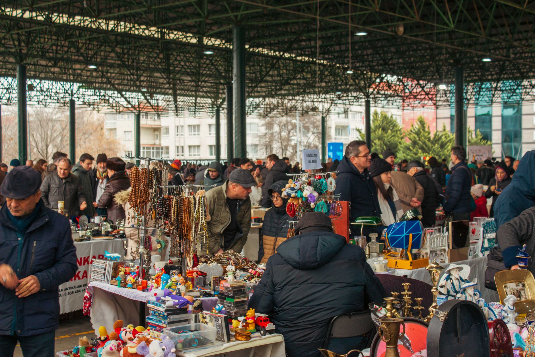 Tureckie bazary od kuchni: jak rozpoznać jakość, negocjować ceny i nie dać się naciągnąć Turecki bazar z antykami, książkami i zabawkami w kolorowym gwarze