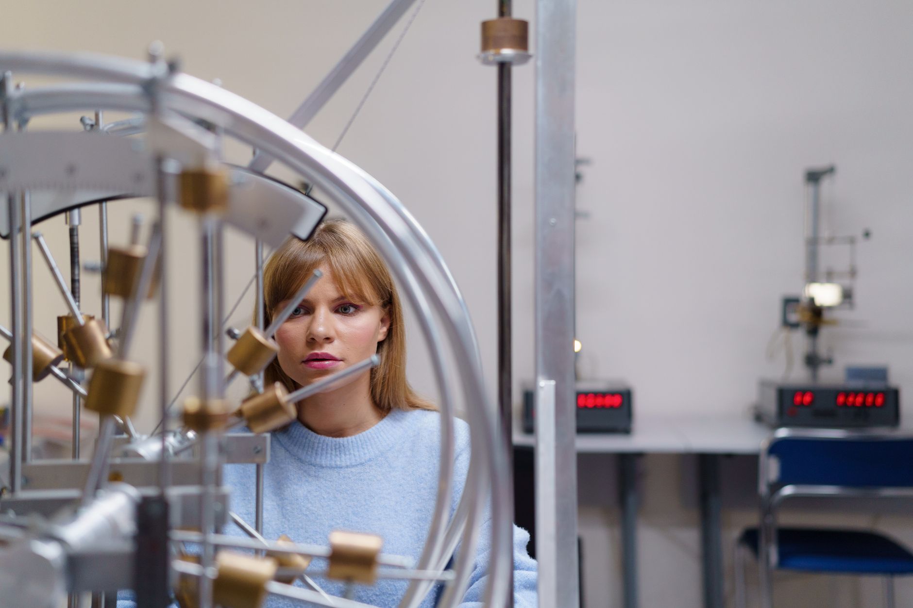 Uczeń w laboratorium fizycznym pracuje z aparaturą pomiarową