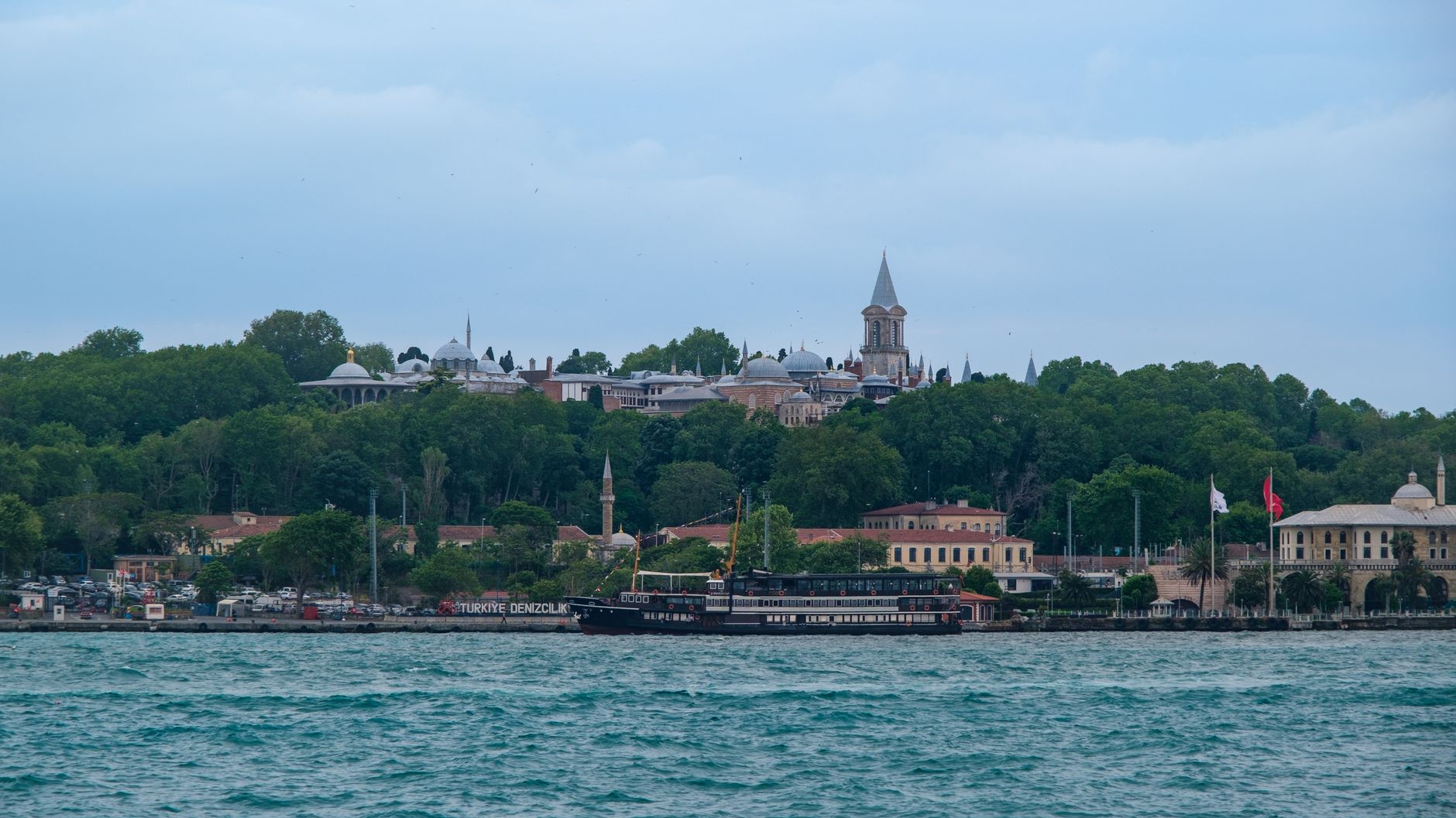 Widok na pałac Topkapi nad zielonym wybrzeżem Stambułu