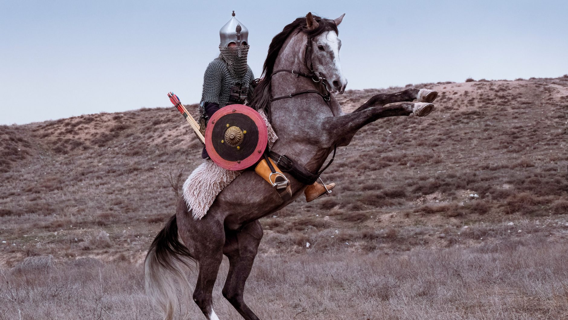 Bitwa pod Grunwaldem 1410 – znaczenie, przebieg i wpływ na dzieje Polski i Europy Rycerz na koniu podczas historycznej inscenizacji bitwy
