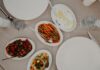 Napiwki w Turcji: ile zostawić w restauracji i kiedy napiwek jest wliczony w rachunek? Tureckie potrawy na stole w restauracji – napiwek i rachunek